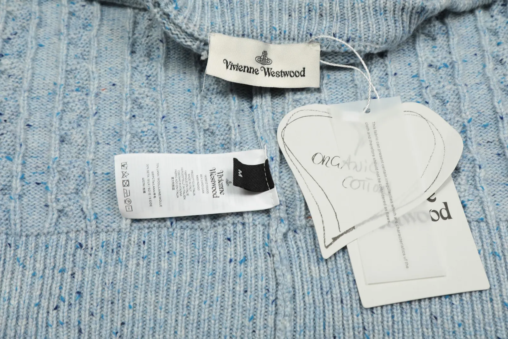 vivienne west wood Vivienne heavy-duty twist multi-color classic cardigan knitted sweater wool 2024 autumn latest style 🧩 15% merino cotton wool 85% wool blend 🧩Correct Italian 🇮🇹100% wool washed wheat logo Size: S -M- L Color: White Dark Gray Blue